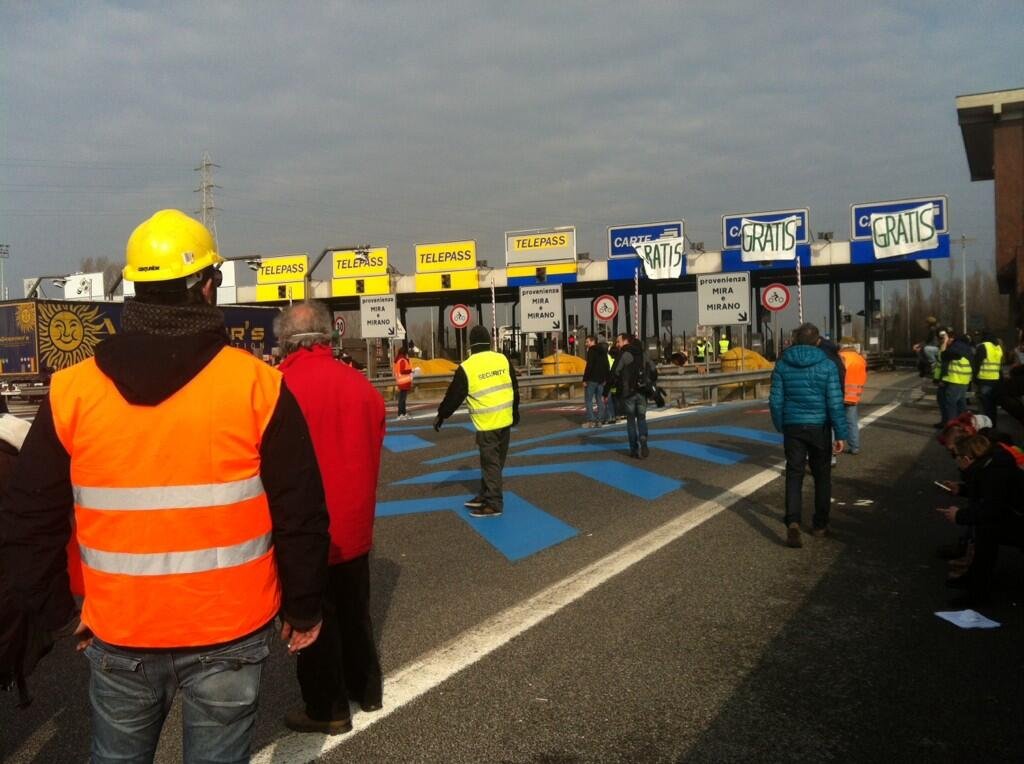 Casello libero, bloccato convegno con Lupi