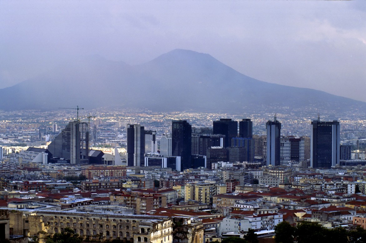 Il centro di Napoli chiuso per crolli