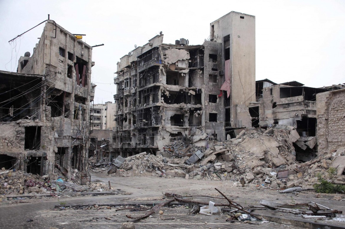 A view of damaged buildings near a hotel used by President Bashar al-Assad's forces, in old Aleppo May 8, 2014. Syrian rebels detonated a huge bomb underneath the Aleppo hotel on Thursday, destroying it and damaging other buildings on the edge of the city's medieval citadel.The rebel Islamic Front, which claimed responsibility for the explosion, published video footage which showed a huge column of debris and dust erupting into the Aleppo skyline. REUTERS/George Ourfalian (SYRIA - Tags: POLITICS CIVIL UNREST CONFLICT)