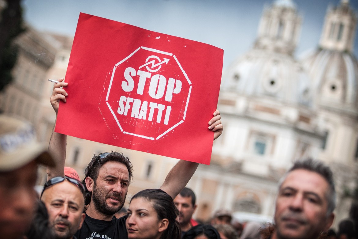 Piano Lupi, la rabbia degli inquilini contro l’asta delle case