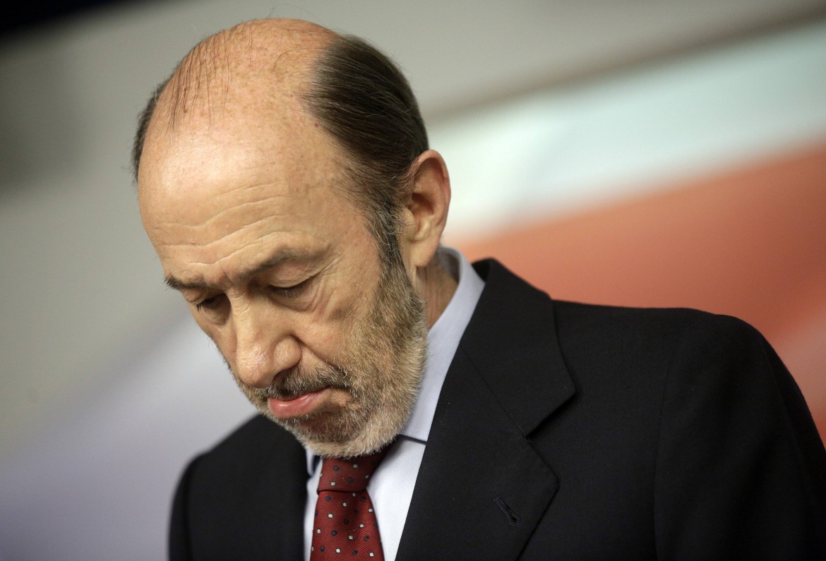 Madrid, la disfatta socialista. Rubalcaba si dimette