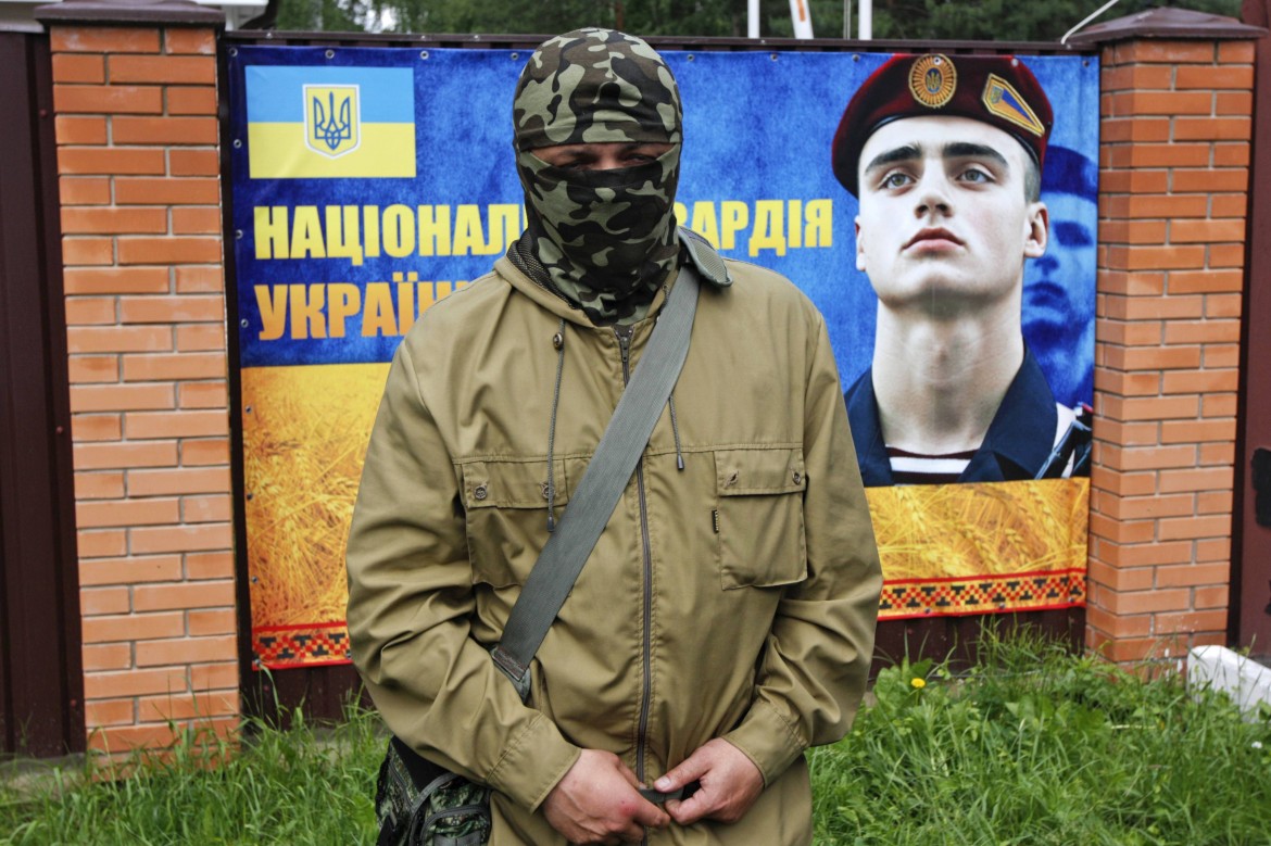 Raid aerei di Kiev, bombe a grappolo su Lugansk