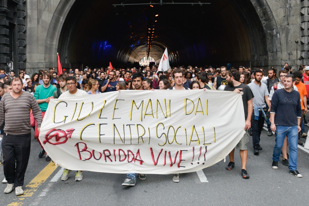 A Genova Buridda sgomberata, blitz e corteo di protesta