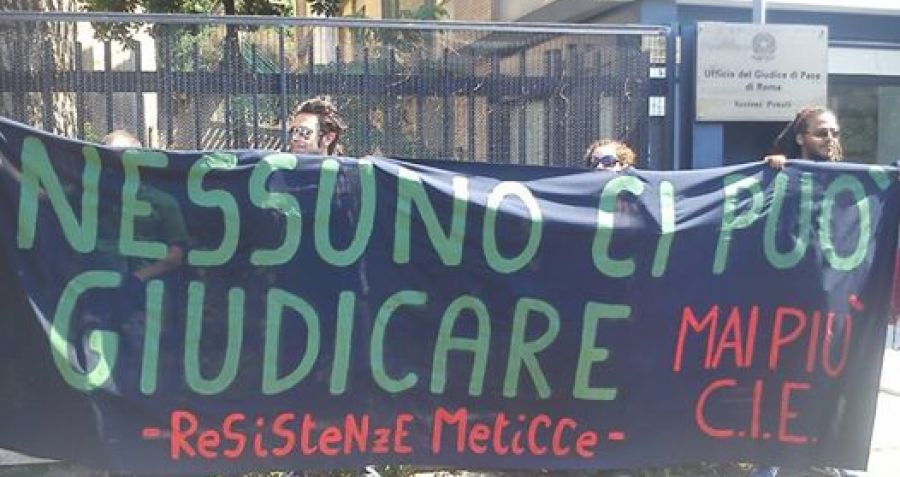 Roma, i movimenti antirazzisti occupano la sede del giudice di pace