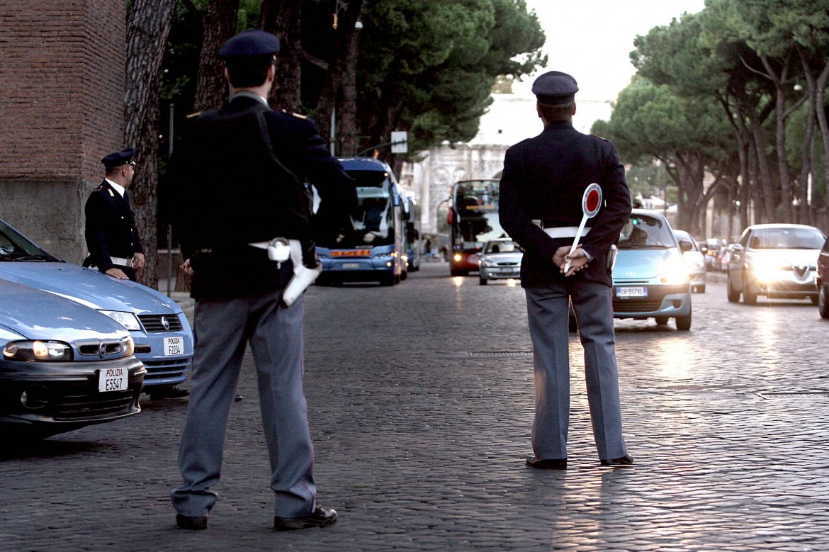 La protesta dei poliziotti: «Basta spending, ormai siamo al limite»