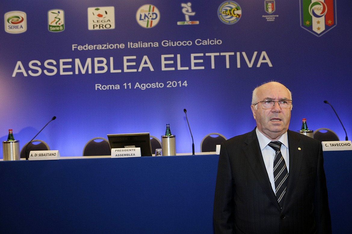 Calcio Tavecchio e decrepito