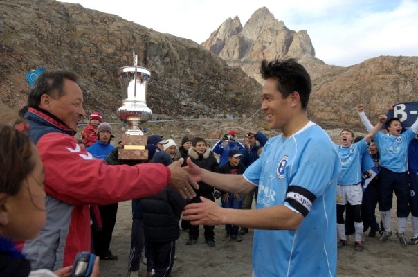 In Groenlandia il rigore del clima non ferma il calcio