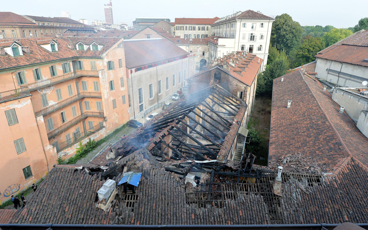 Dopo il rogo, a Torino fiaccolata per la Cavallerizza