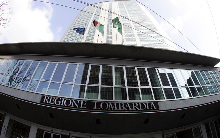 Il virus sulla piaga del disastro della Lombardia