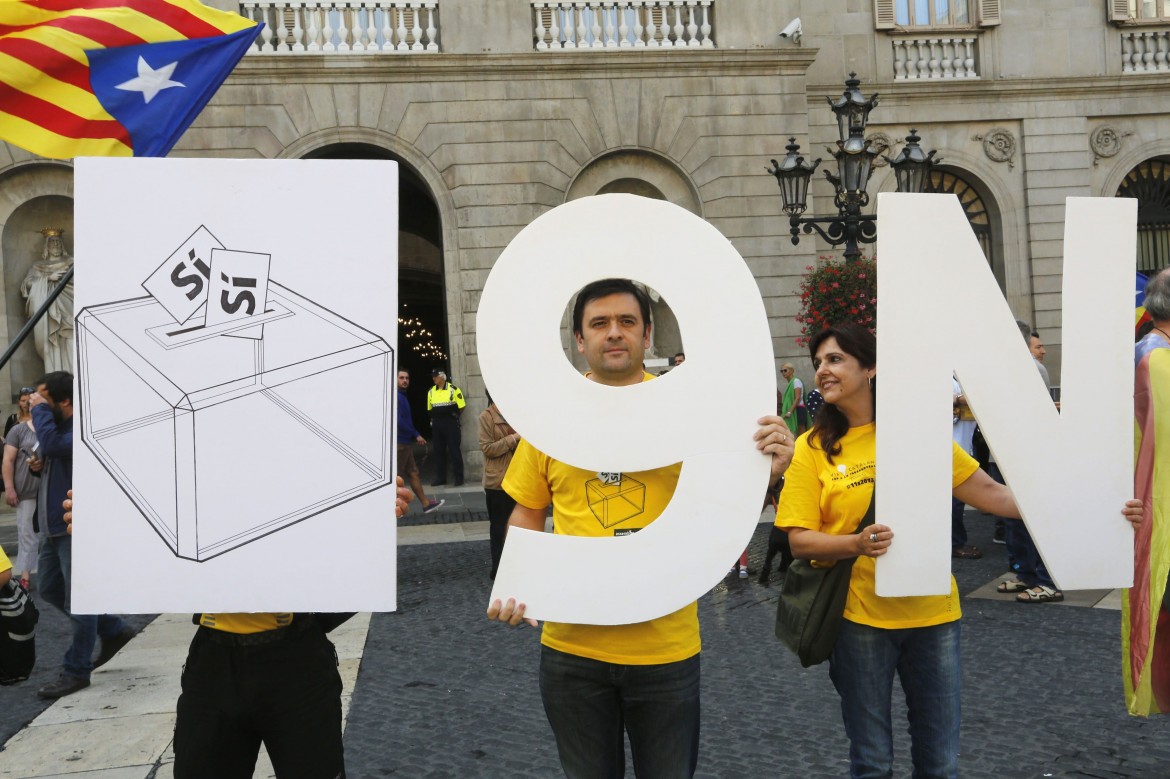 Mas firma per il referendum. Madrid: illegale