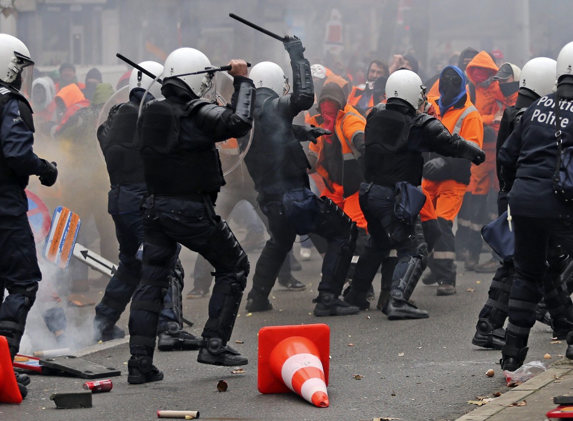 Belgio in piazza contro i tagli, scontri al corteo