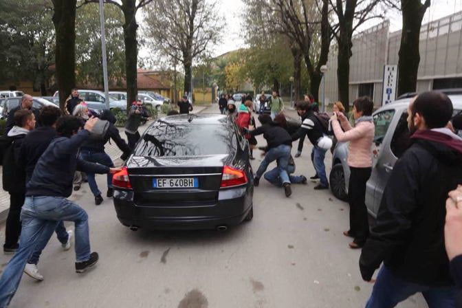 Finisce male la provocazione di Salvini a un campo rom