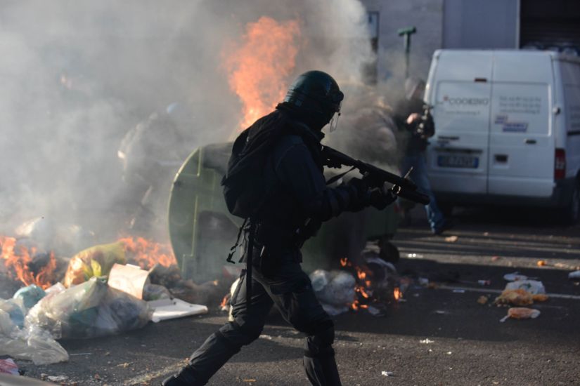 Milano, guerriglia urbana per sgomberare due case occupate in zona Corvetto