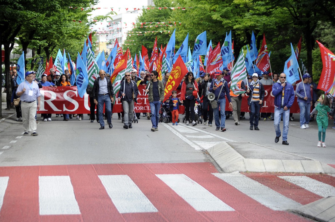 Cgil, Cisl e Uil chiamano alla mobilitazione: è il momento