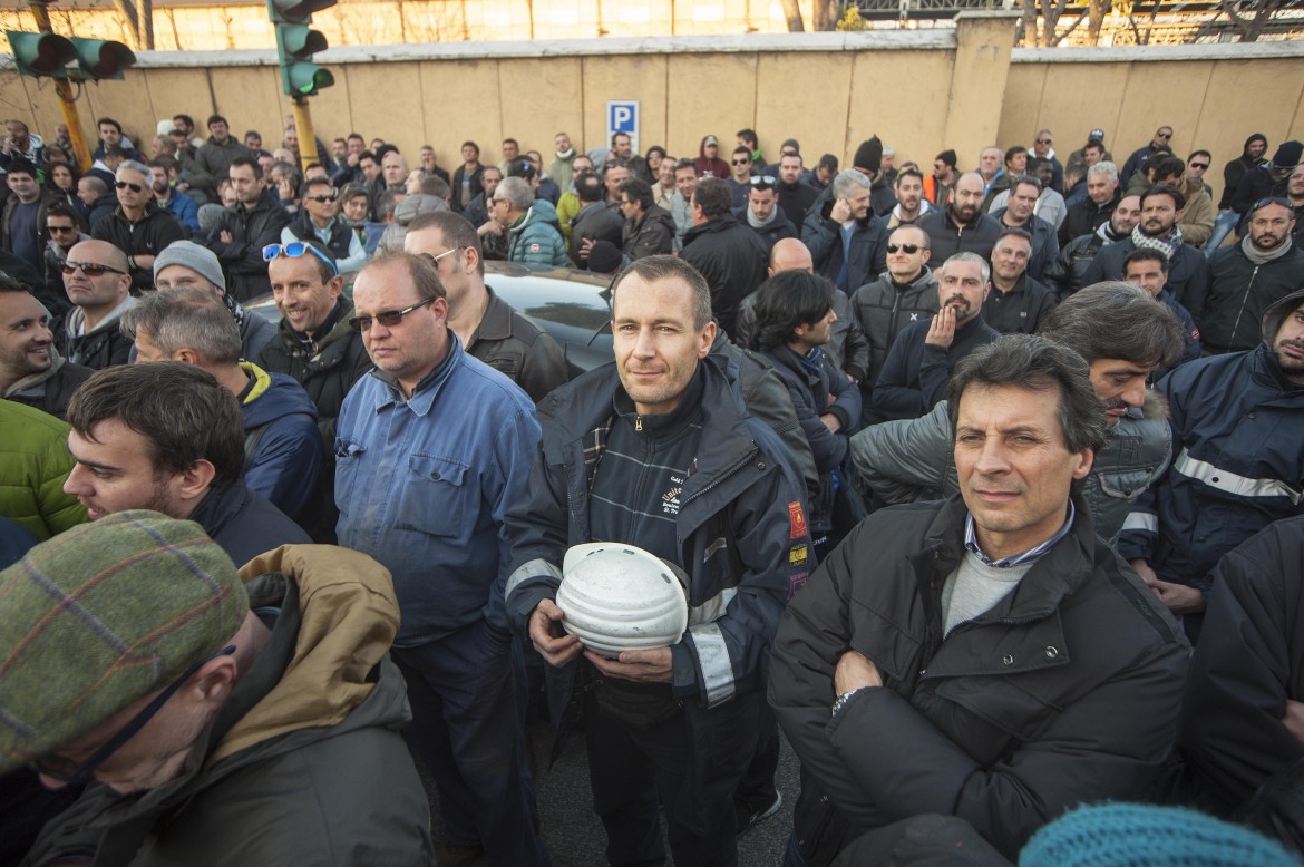 Terni, si torna in fabbrica. Ma lo sciopero continua