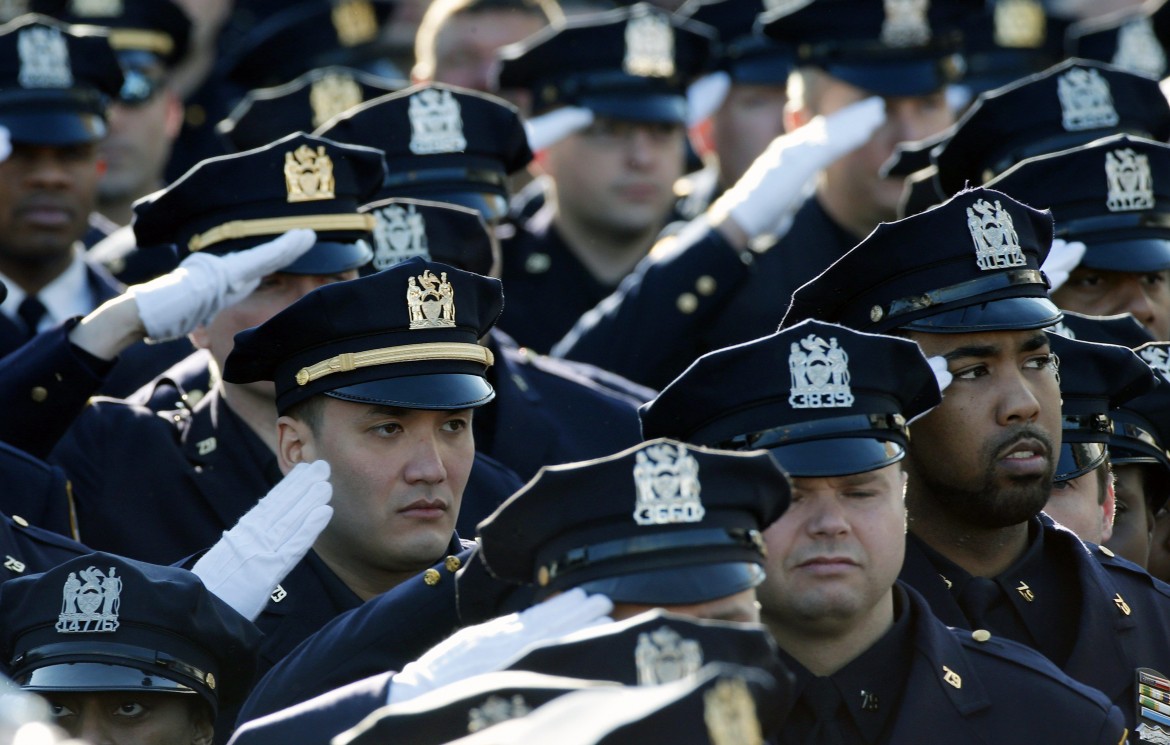 Funerali dell’agente ucciso: poliziotti voltano le spalle a De Blasio