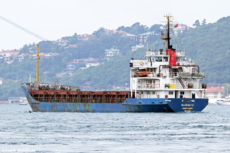 «Uomini armati a bordo». Ma si trattava di migranti