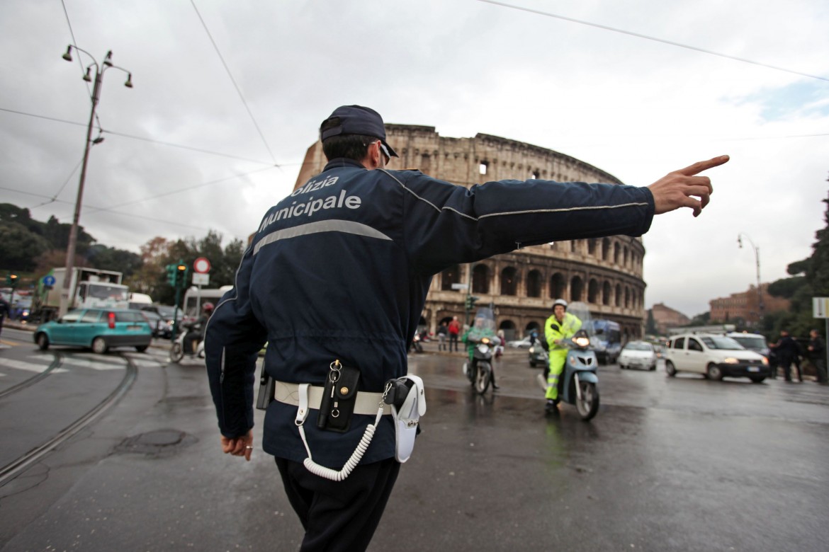 Roma, «Novanta vigili a rischio licenziamento».  Ma il Pd attacca Nieri: «Serve dialogo»