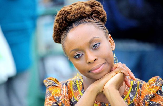 La voce potente e caleidoscopica di Chimamanda Ngozi Adichie