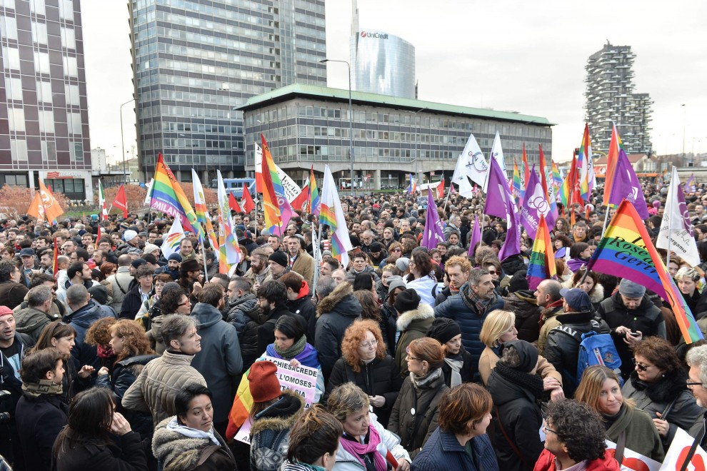 L’amore è bello tutto, baci a Milano contro l’omofobia