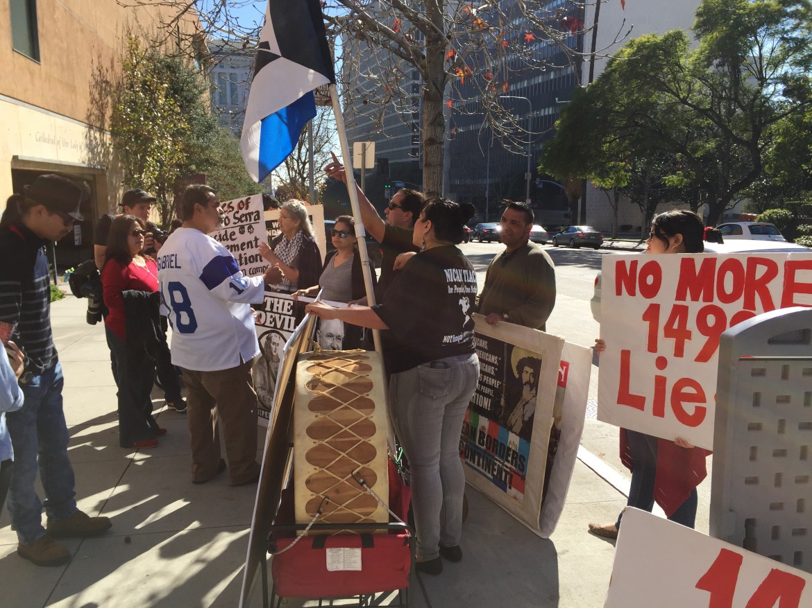 mexica contro santificazione junipero serra los angeles foto luca celada 2015 il manifesto 4