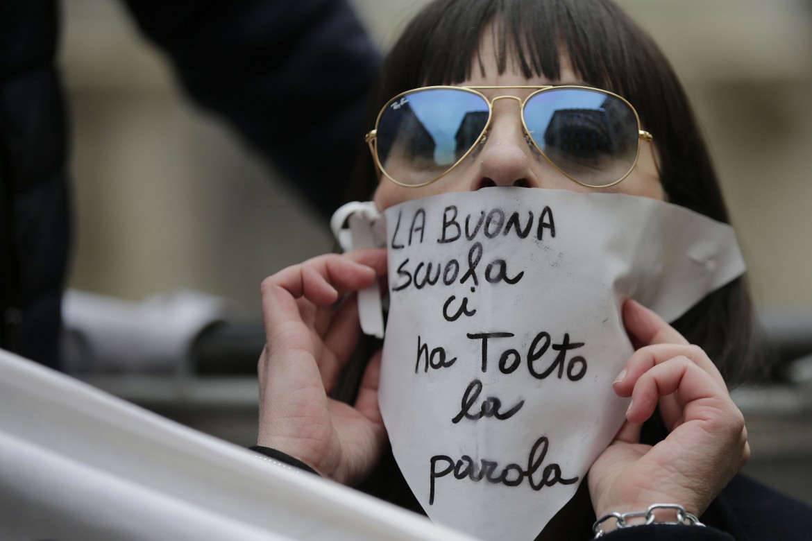 Gli invisibili della scuola in piazza a Roma contro Renzi