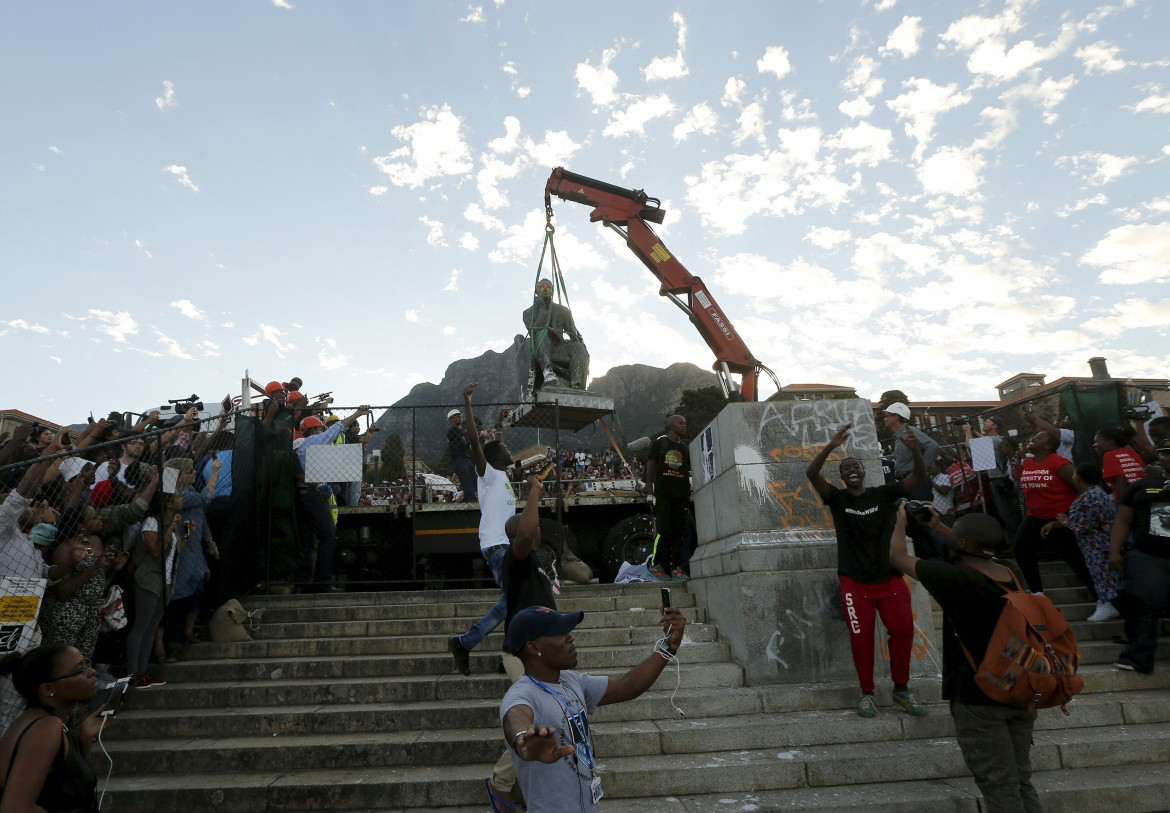 statua rhodes capetown lapresse