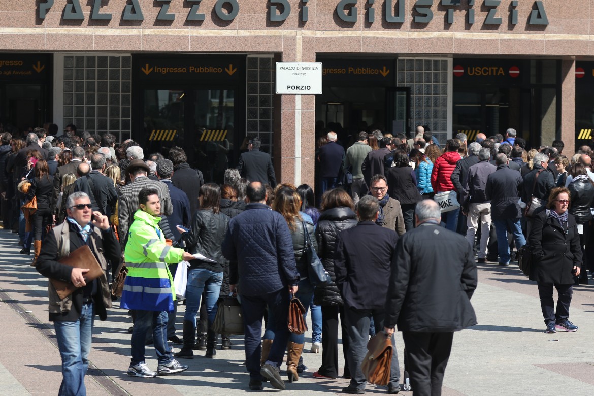 Troppa fila, e al tribunale di Napoli finisce in rissa