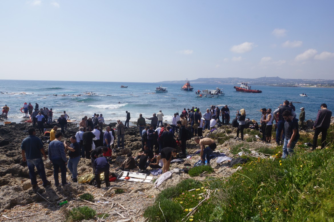 Naufragio a Rodi, centinaia in mare