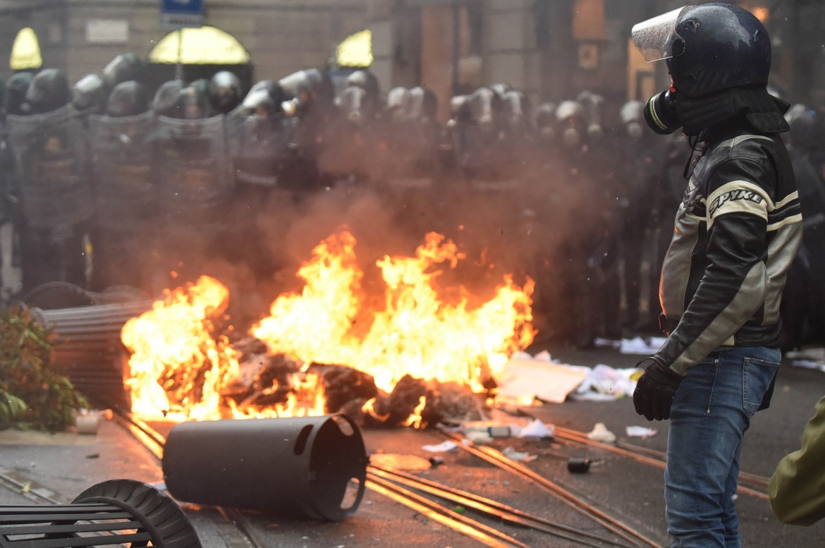 Restano in carcere i 5 italiani per i riot di Milano. Francesi arrestati a Genova