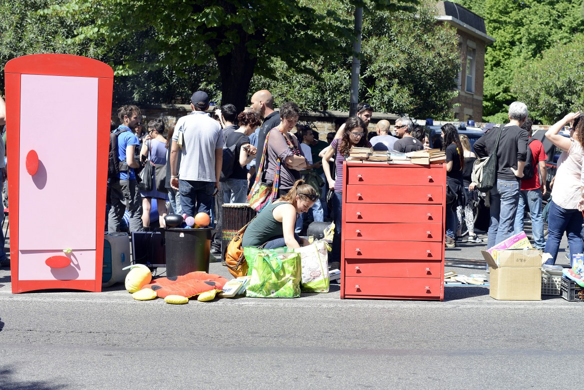 Roma, le ruspe abbattono lo Scup, via libera alla speculazione