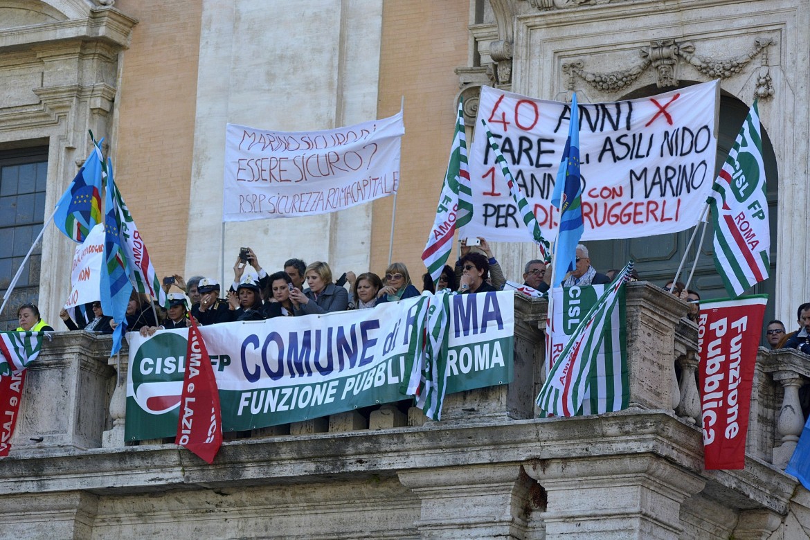 Sindacati in piazza contro Marino