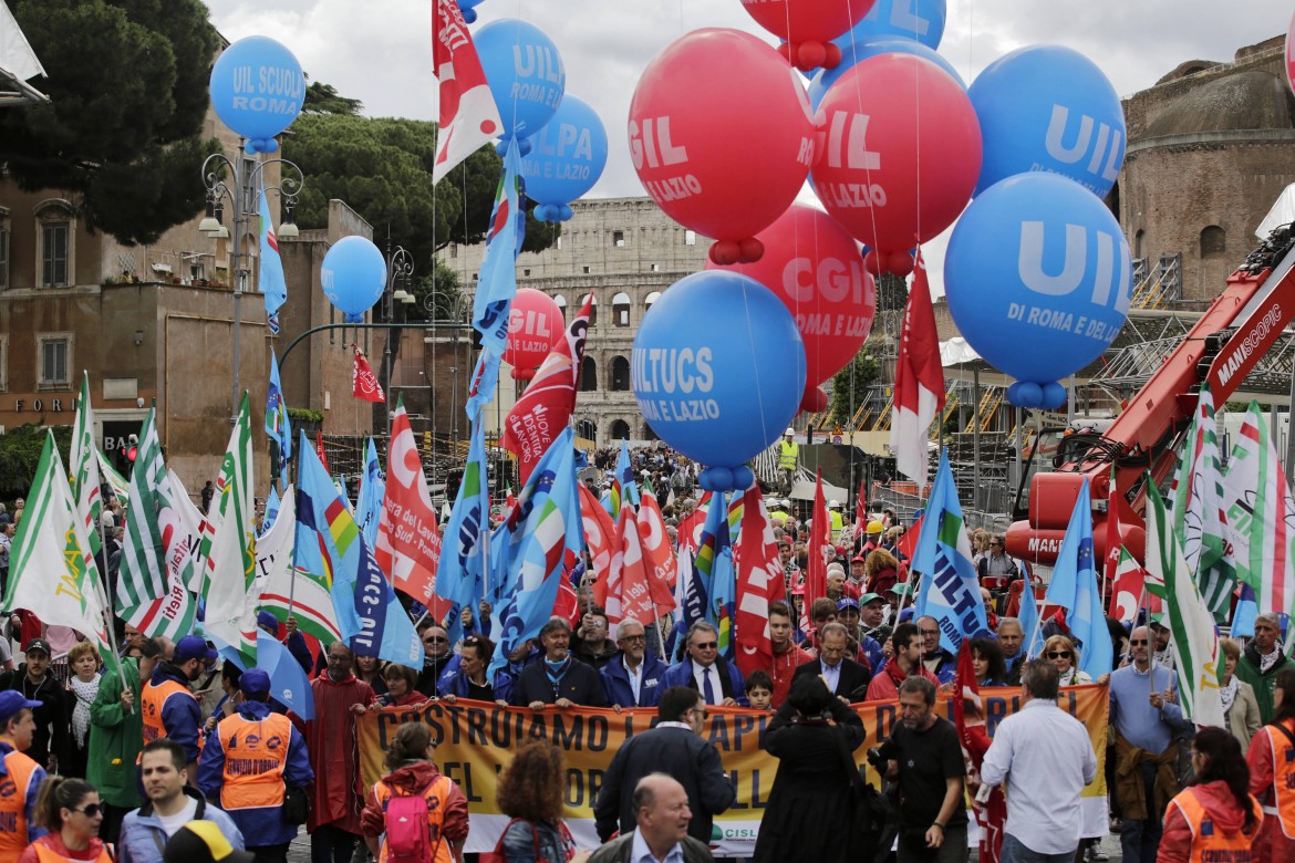 Sindacati e movimenti in piazza contro Marino