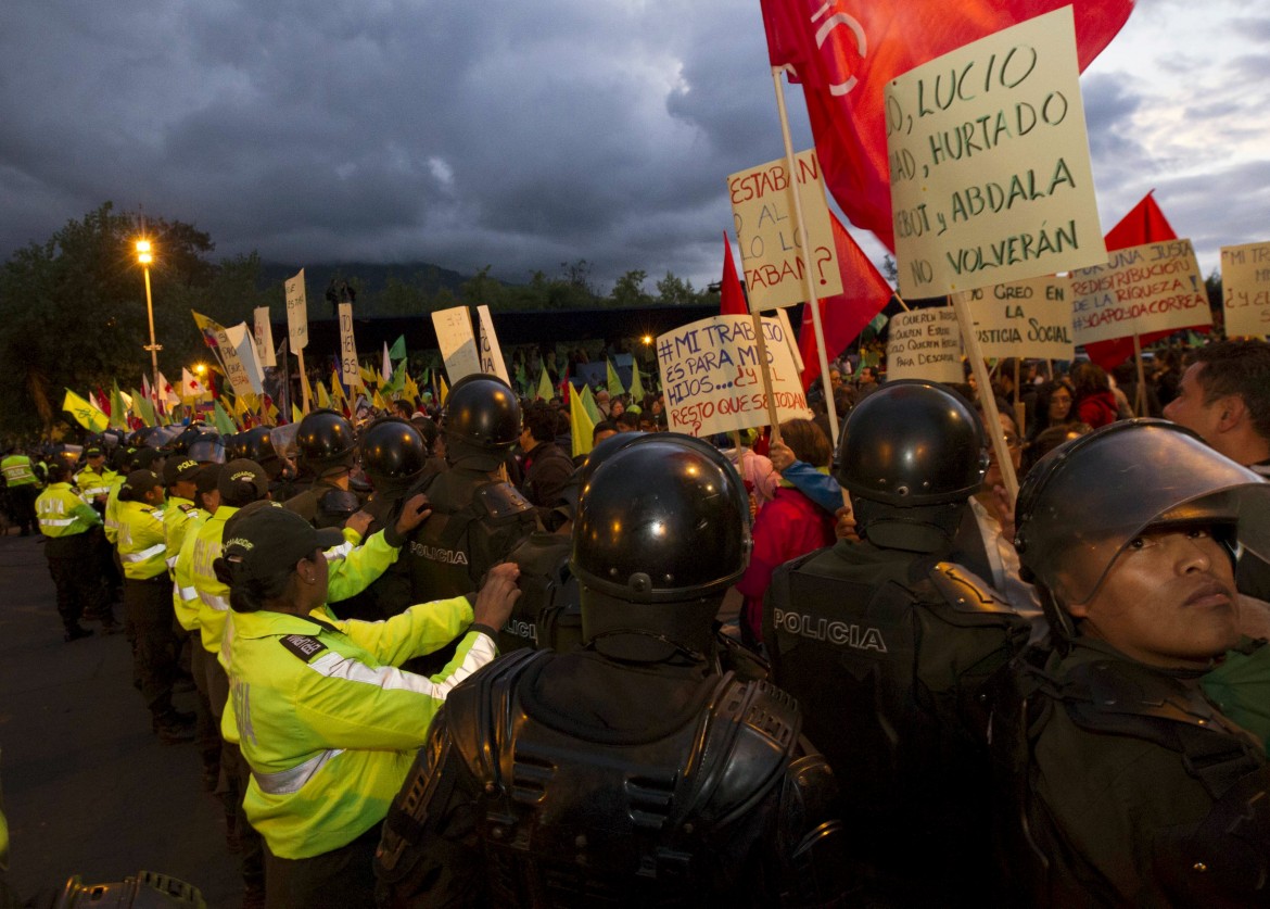 Bandiere a lutto contro Correa