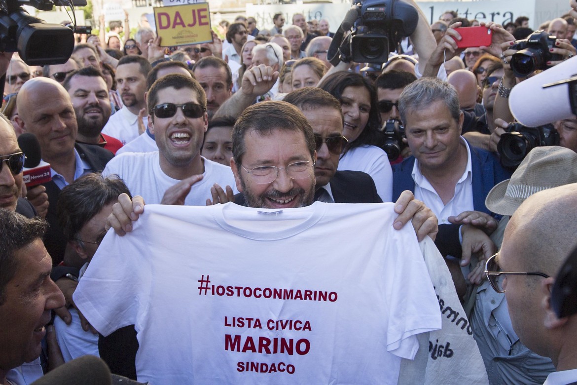 Marino sotto scorta, i suoi: resta