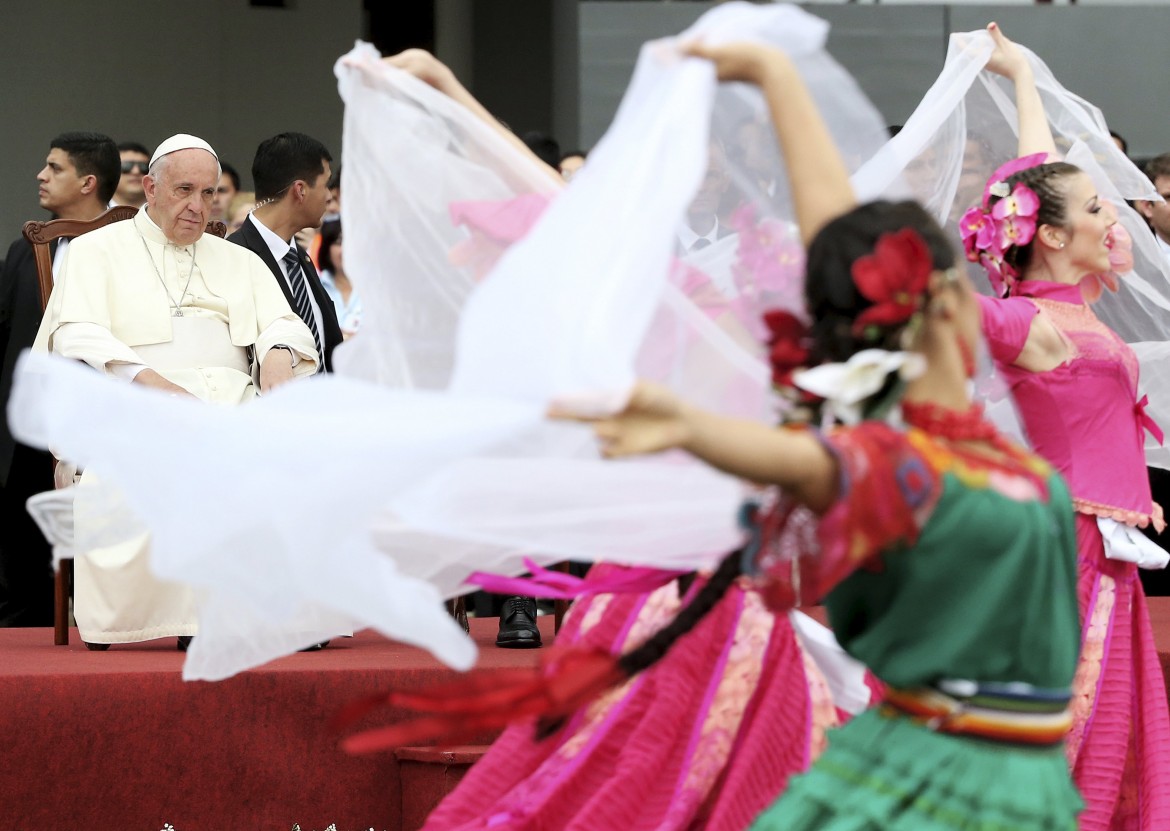 Bergoglio omaggia le donne e ricorda le vittime del Condor