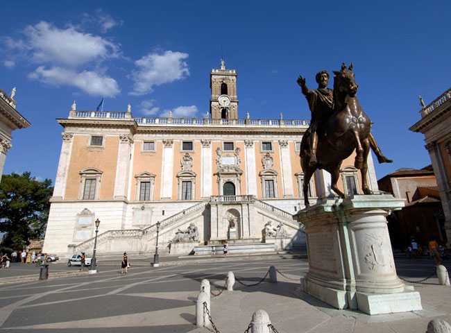 Marino abbraccia Rosi e aspetta il Viminale