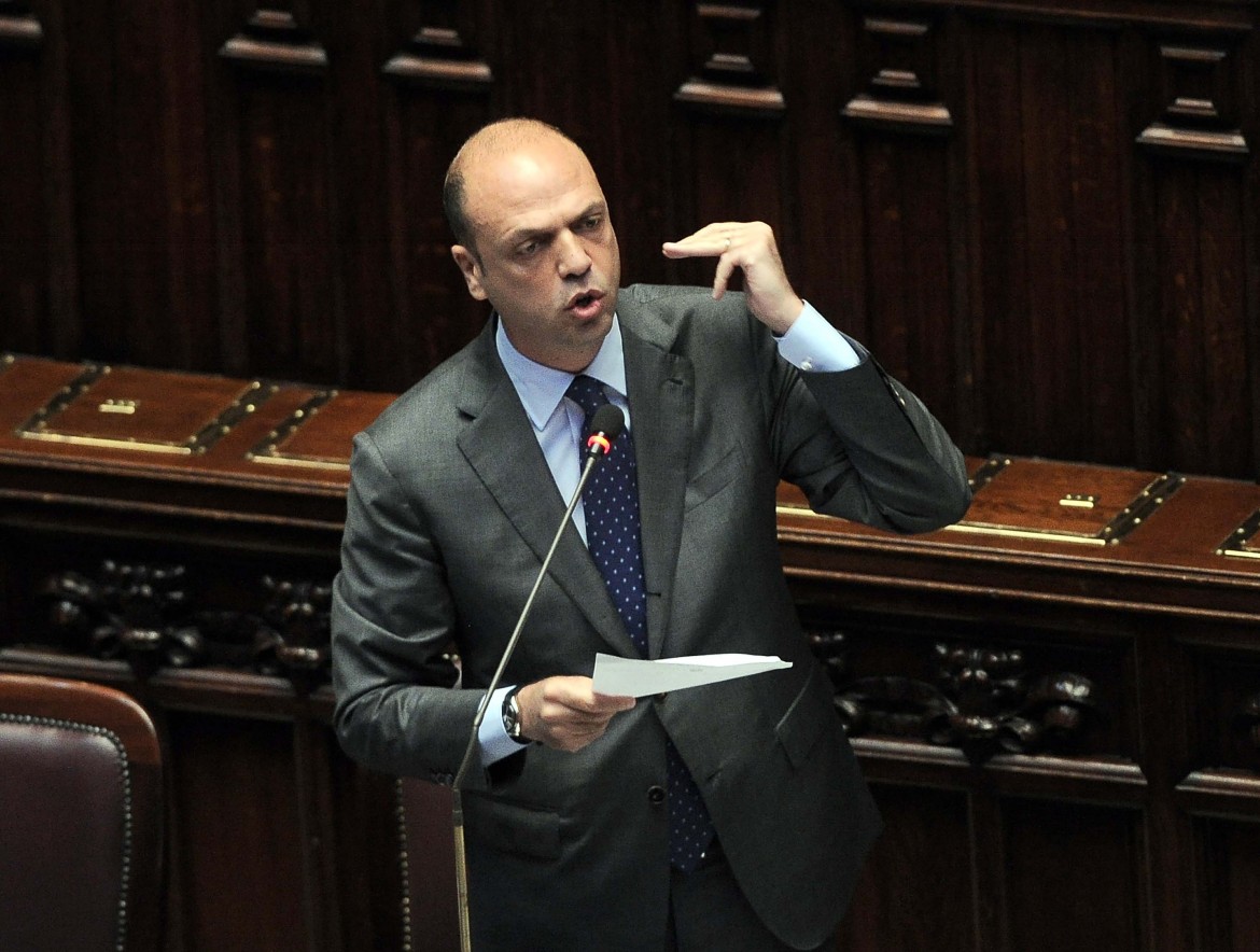 Alfano si oppone alle adozioni per le coppie gay