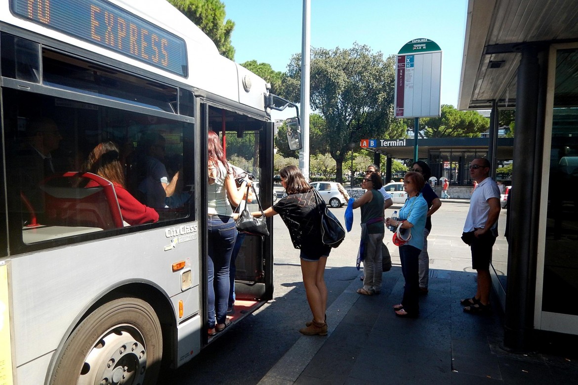 Un vecchio autobus in circolazione a Roma