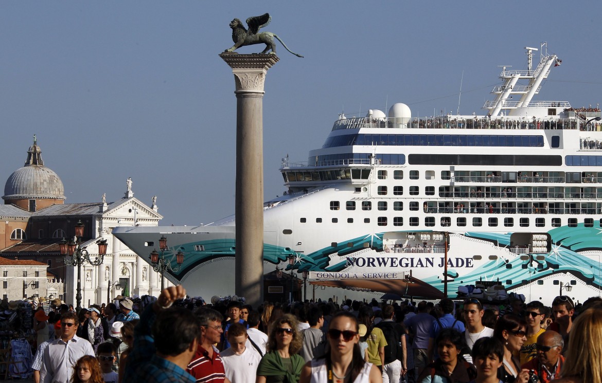 Grandi Navi: Brugnaro censura la mostra e il Tar querela Celentano