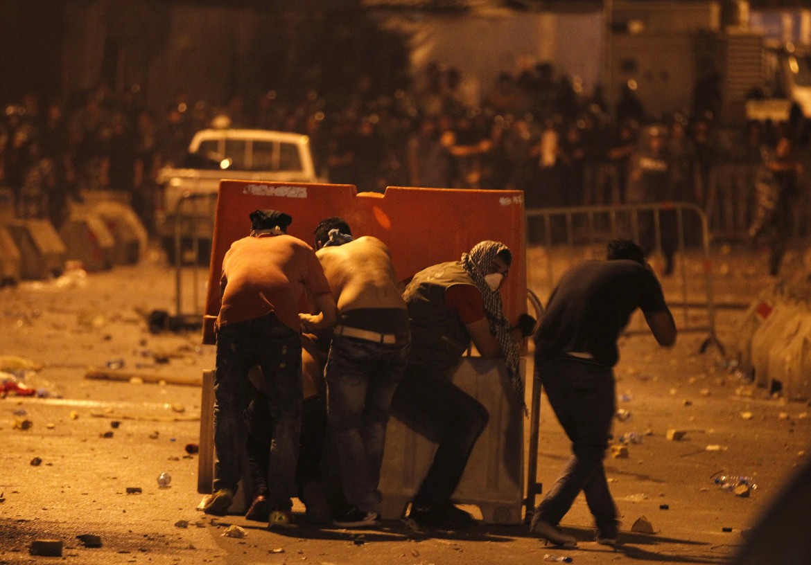 «Tu puzzi», Beirut in piazza