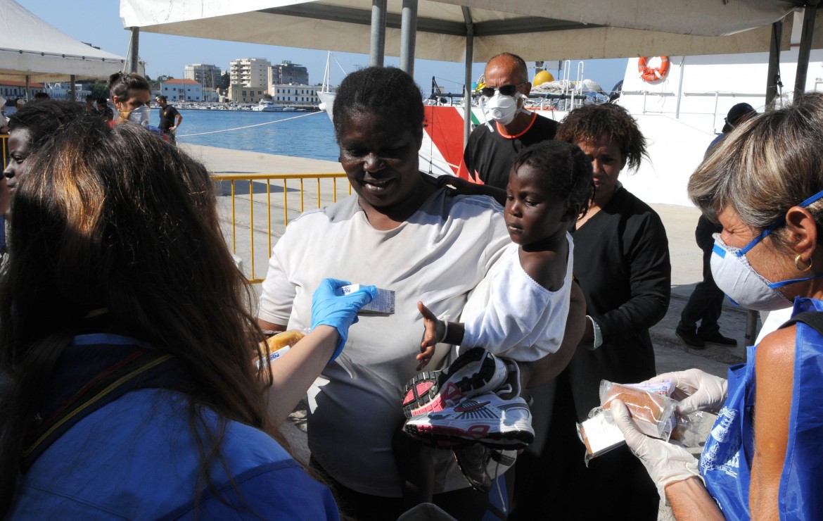 Mille migranti sbarcati  a Reggio e Vibo: 4 i morti