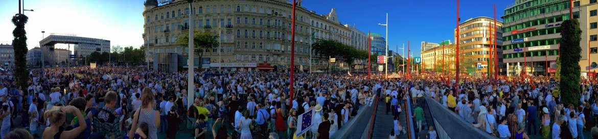 Restano umani, in ventimila e più sfilano a Vienna