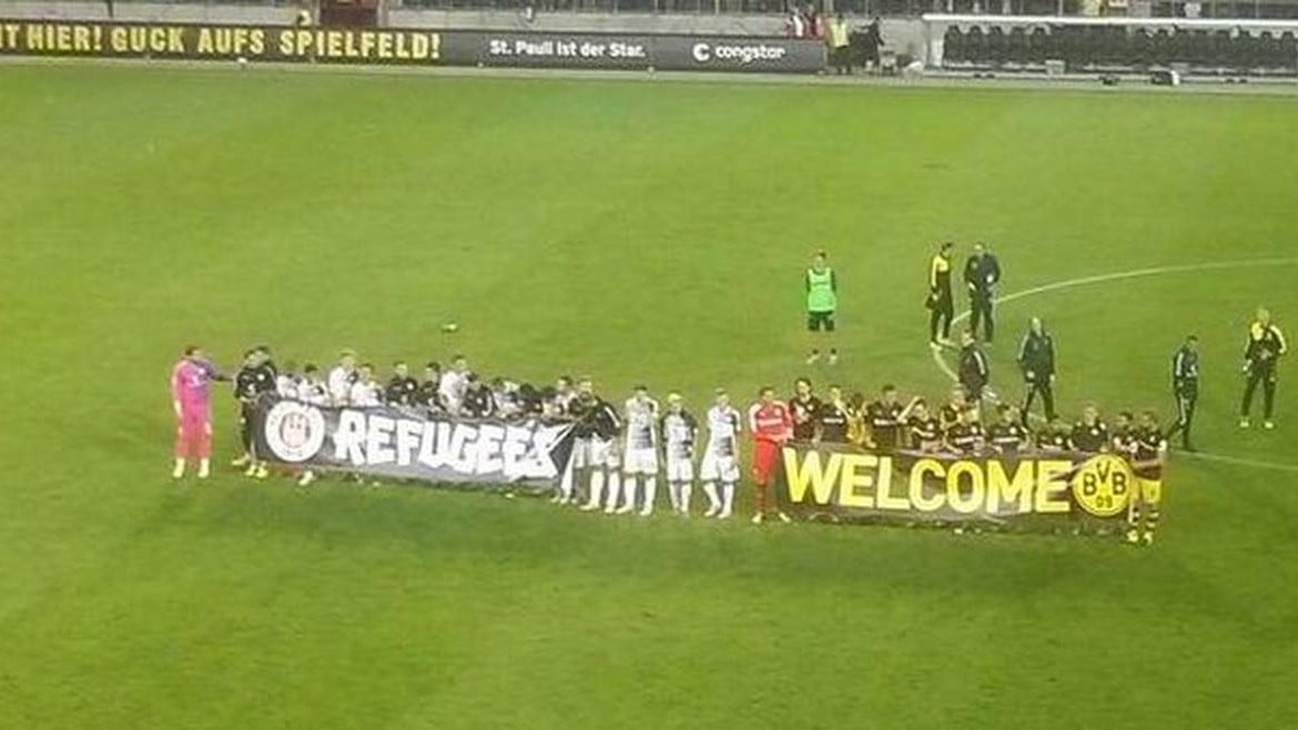 st pauli borussia striscione rifugiati refugees