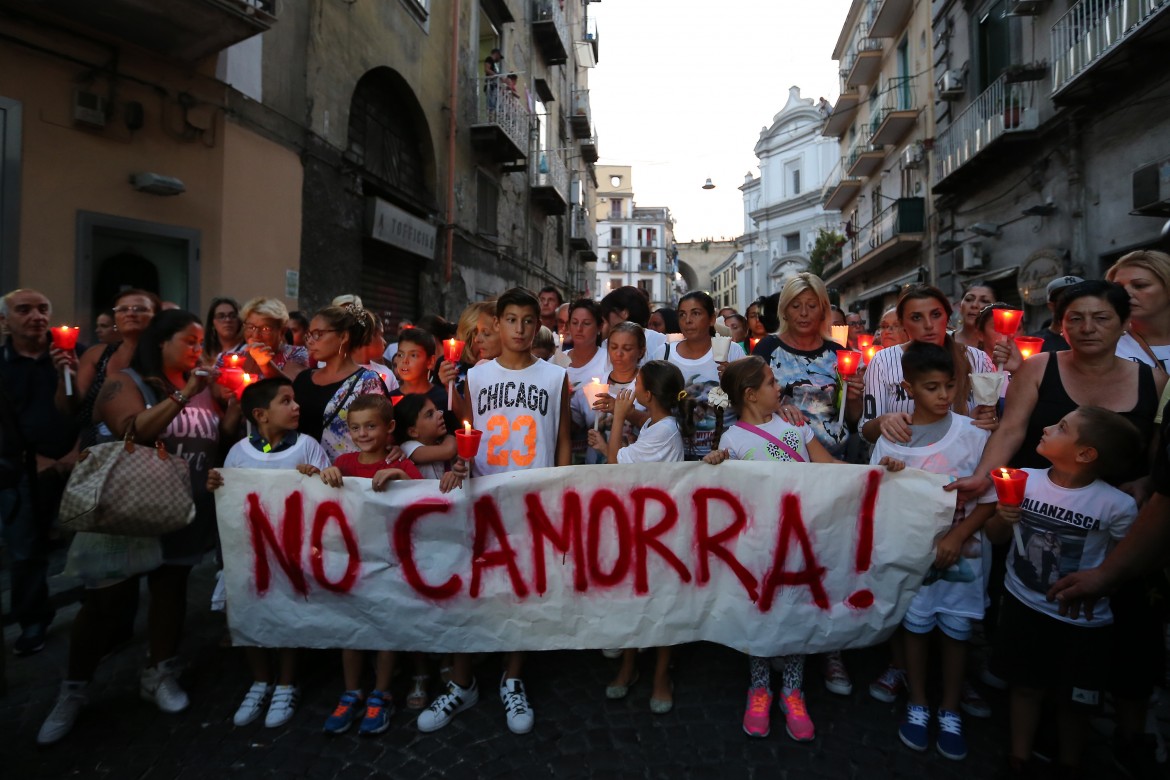 Napoli, regolamento di conti fra clan all’entrata della scuola