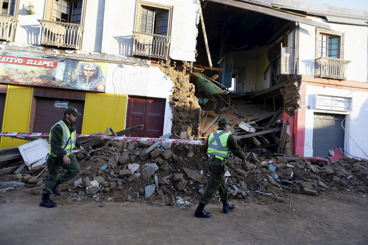 Cile, la terra trema,10 morti e un milione di evacuati