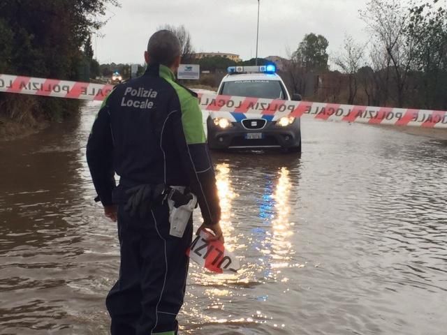 Alluvione e speculazione in Sardegna. Il sindaco di Olbia: «State a casa»