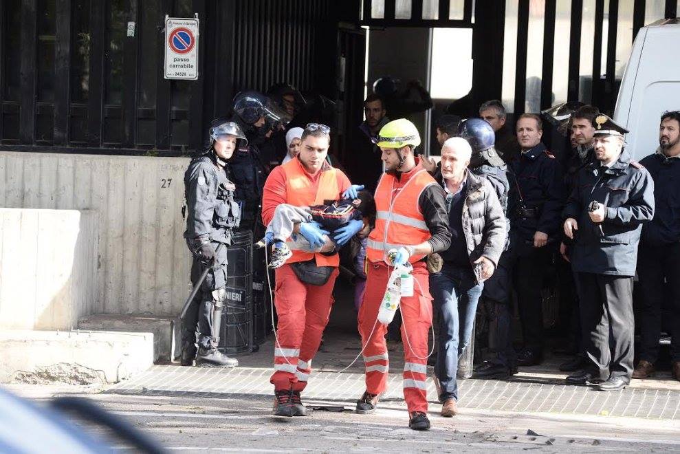 Bologna, la Questura sgombera 300 persone dallo stabile ex Telecom