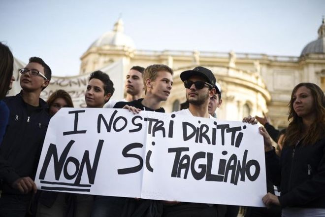 Una protesta contro i tagli all'università ANSA/ GUIDO MONTANI