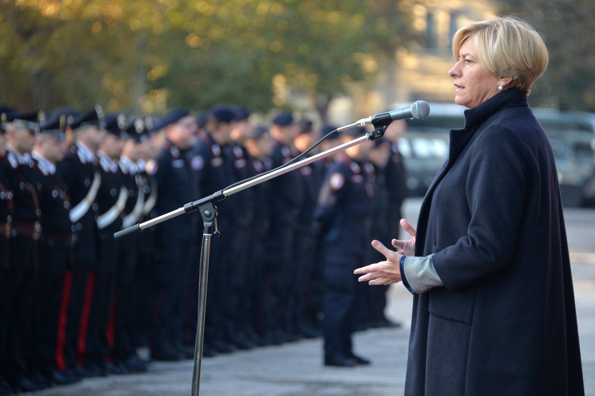 Pinotti, droni e padri padroni